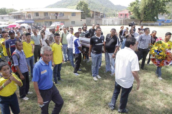 Multitudinario adiós a Enrique Reneau en su natal Jutiapa