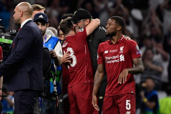 Lo que no se vio en TV: El llanto del Tottenham, la sexy rubia y el increíble festejo del Liverpool