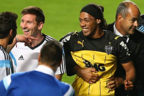 Increíble: Este es el doble que utilizó Ronaldinho para despistar a la prensa