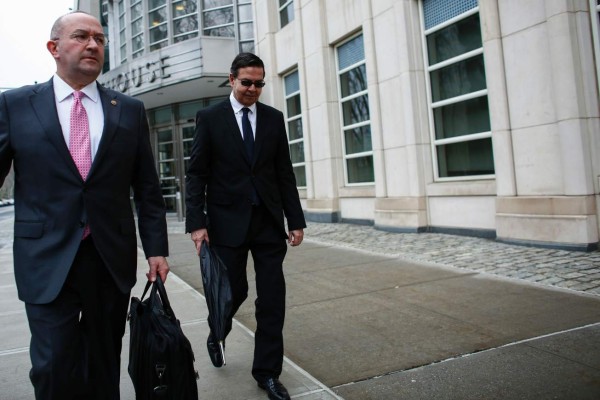 Fotos de Rafael Callejas saliendo de una Corte tras declararse culpable