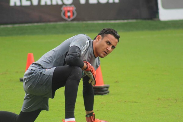 Adidas manda bien equipado a Keylor Navas que da el ejemplo en los entrenamientos