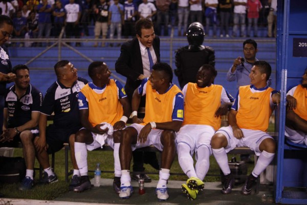 Las fotos inéditas de Salvador Nasralla de niño junto a su madre y en facetas de su vida profesional