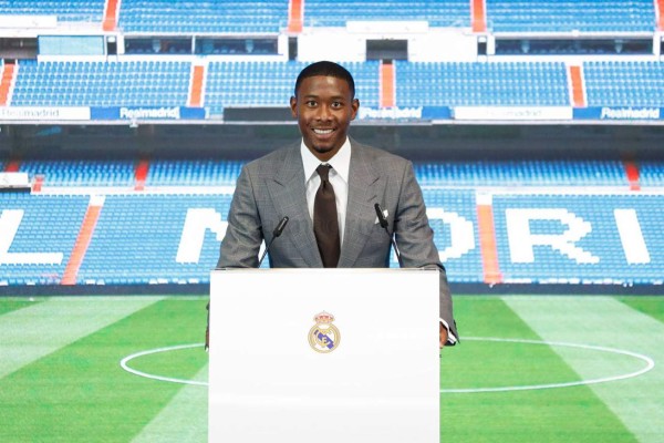 Así fue la presentación de Alaba con el Real Madrid: sorpresa con su dorsal y los regalitos que recibió