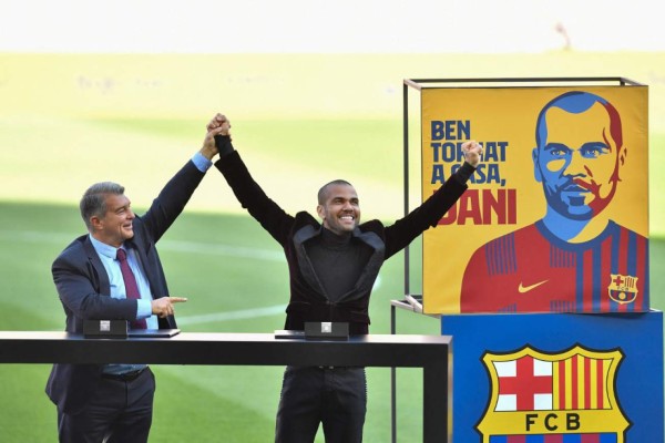 Así fue la presentación de Dani Alves como nuevo jugador del Barcelona: emoción, besos y dorsal legendario