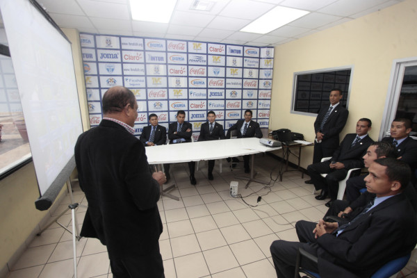 Siete árbitros hondureños reciben su gafete FIFA