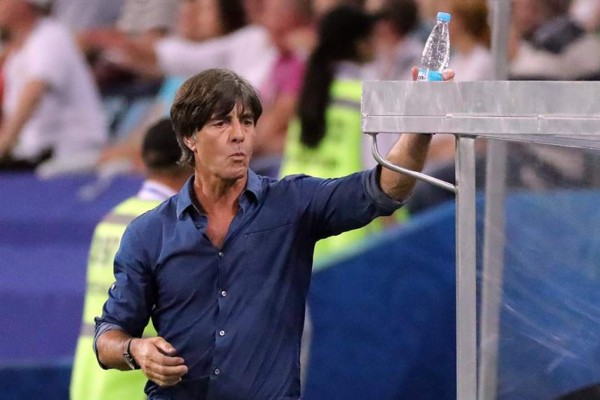 NO SE VIO POR TV: ¿Qué hacía Löw y qué le dijo Marco Fabián? El abrazo de 'Memo' Ochoa