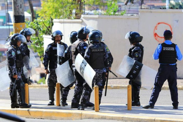 FOTOS: Guerra entre barra del Olimpia y Motagua en el estadio Nacional