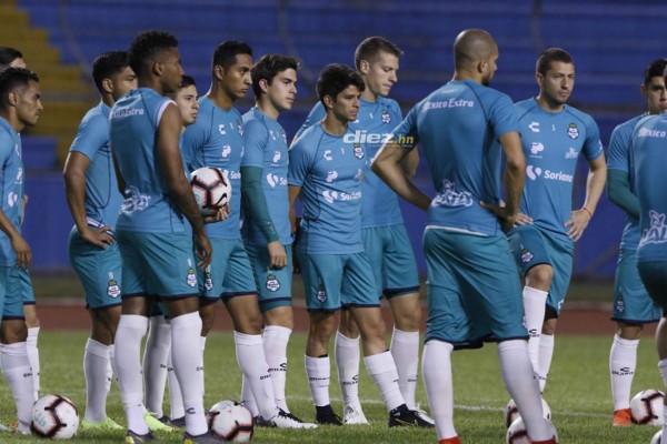 Sonrisas, concentración y un hondureño en entreno del Santos Laguna en el Olímpico