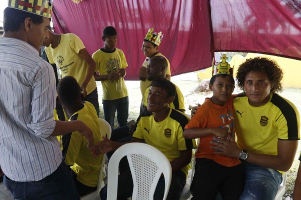 FOTOS: Real España consiente a los reyes de la casa en su día