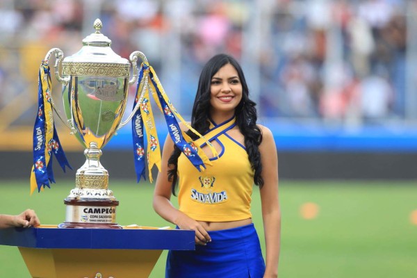 ¡Mucha belleza! El Nacional se llenó de lindas chicas en la final de Olimpia ante Motagua