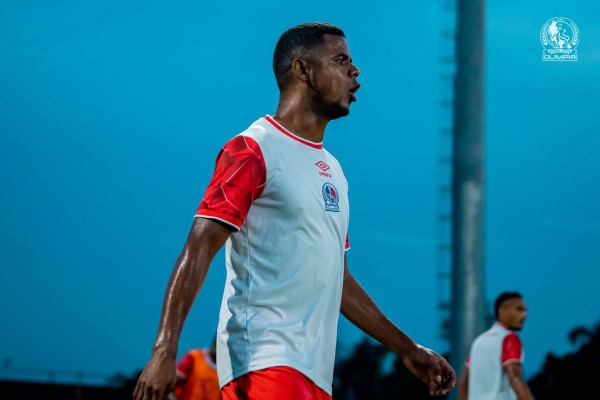 Agotados, pero sin perder la sonrisa tras un largo viaje: Así fue el reconocimiento de cancha del Olimpia en Surinam