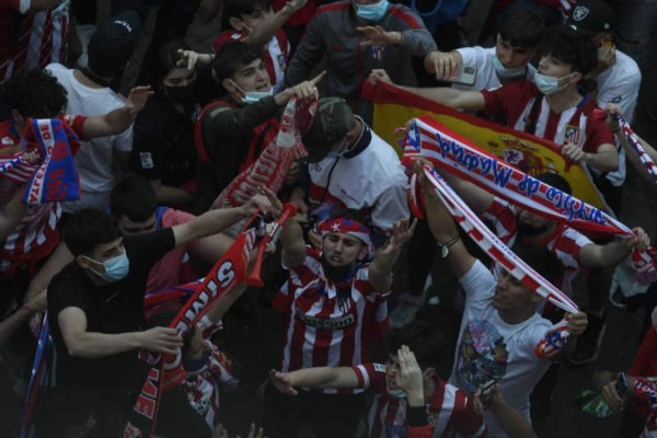 Desafian al Covid-19 y muere un hincha: Así fue el loco festejo tras consagración del Atlético en la liga española
