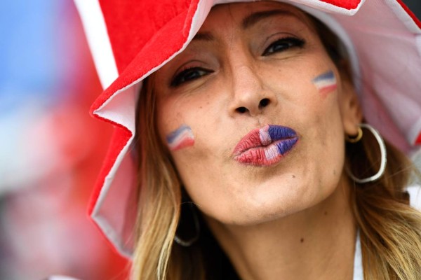 Francia y Perú engalanan Rusia 2018 con sus bellas aficionadas