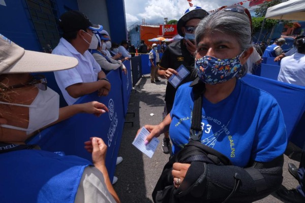 ¡Ambientazo! Hondureños se hacen sentir en el Cuscatlán y hasta Francisco Morazán llegó con su traje de general