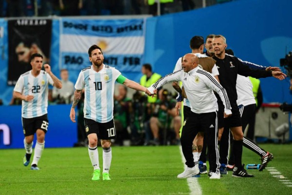 Lo que no se vio en TV: La fría celebración de Sampaoli con Messi y el show de Maradona en las gradas