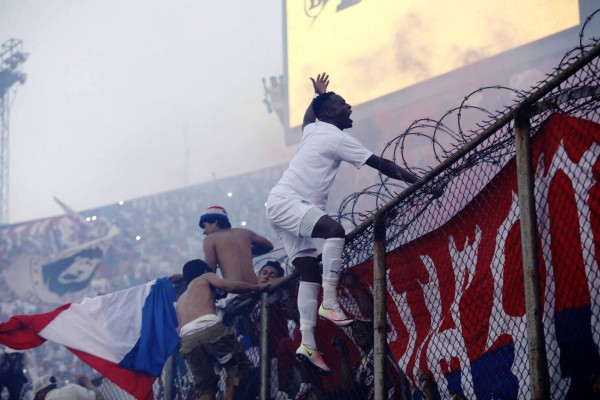 Las fotos más curiosas que se vieron en el estadio Nacional en la gran final