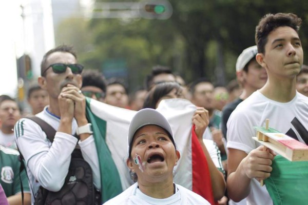 Dolorosas imágenes: Aficionados de México rompen en llanto por eliminación en Rusia