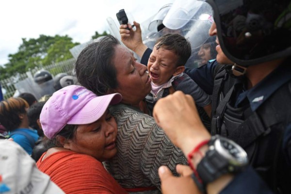EN FOTOS: Así rompieron barrera de seguridad la caravana de migrantes en México
