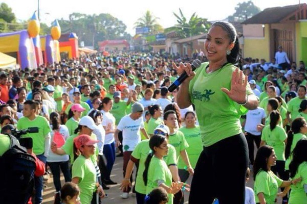 Izza Alfaro la espectacular reina de la zumba en Honduras