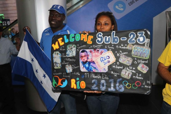 Sub-23 de Honduras arribó al país entre aplausos