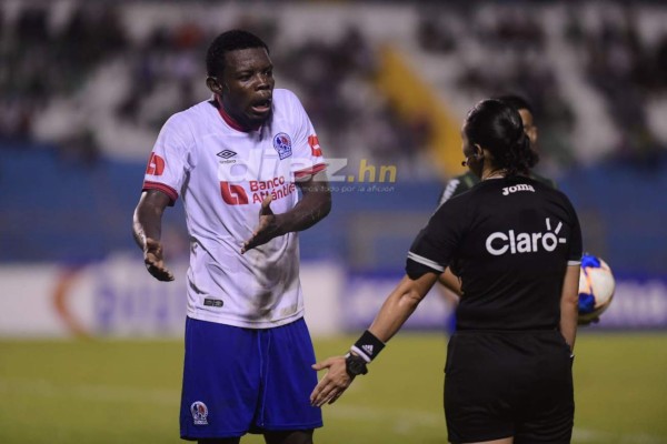 El descontrol de los futbolistas en el Olímpico, delicado momento de Menjívar y el chistoso 'banco' que utilizó Diego Vázquez