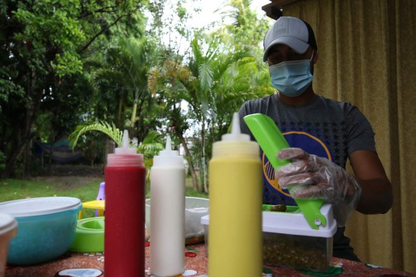 La vida más allá de ser futbolista: Lázaro Yánez y su puesto de venta de Hotdogs en San Sebastián