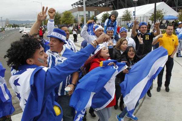 Curiosas: Las fotos que no viste por la TV del Honduras-USA