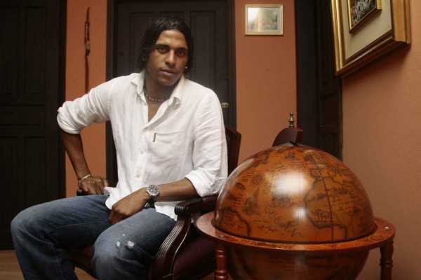 Las mejores fotos del delantero Carlo Costly y sus cambios de look