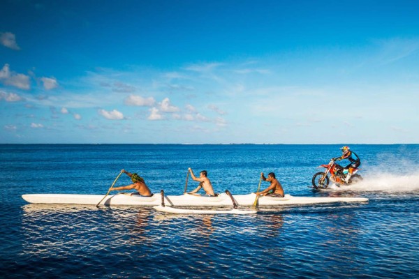 El australiano Robbie Maddison surfea colosales olas en motocicleta