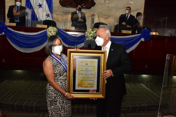 ¡Chelato y DIEZ entre los protagonistas! Así fue la entrega de los Premios Parlamentarios a los periodistas más destacados del 2021&nbsp;&nbsp;