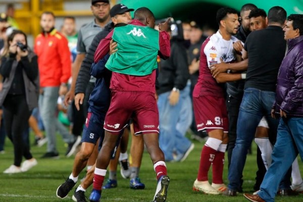 ¡Bochorno! Saprissa-Herediano terminó entre golpes, empujones e insultos