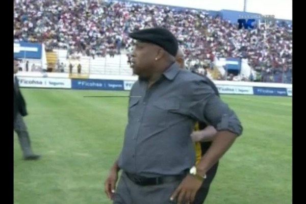 VIDEO: Hernán Medford se metió al campo para reclamarle al árbitro