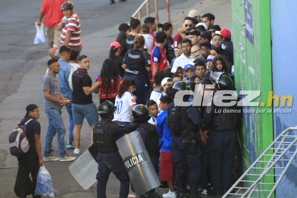 Fotos: El desorden que se dio en las afueras del estadio Nacional por el cierre de los portones