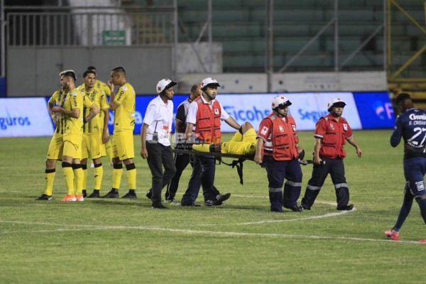 Dramáticas imágenes de Harold Fonseca y el detallazo en la camisa de Emilio Izaguirre