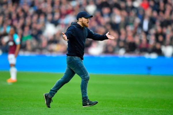 Impactante: Aficionados del West Ham encarar a jugadores y también al dueño