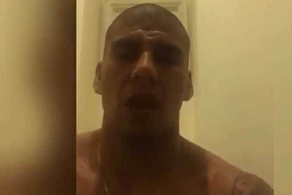 Filtran material del mexicano Carlos Salcido complaciéndose él mismo