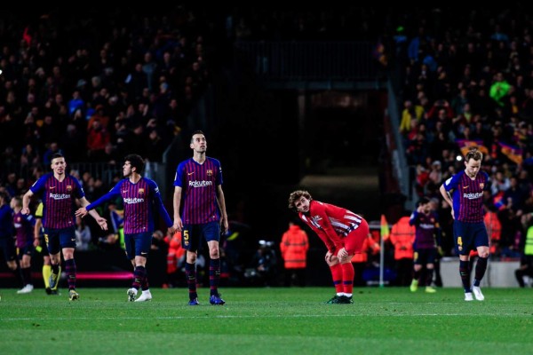 Curiosas: Cariño de Piqué a Griezmann; Antonella con compañía y un intruso en el Camp nou