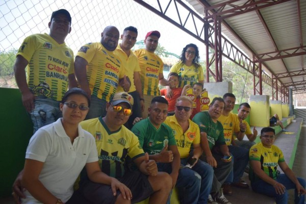 ¡Linda semifinal! Chicas y ambientazo en la ida de la llave Guastatoya-Antigua