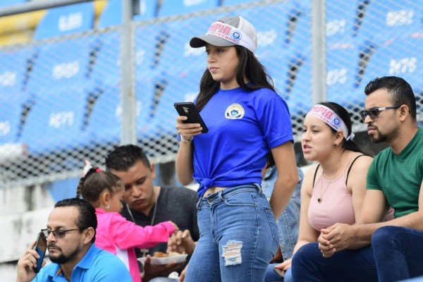 Las lindas chicas que robaron suspiros en el clásico Olimpia-Motagua en el Olímpico