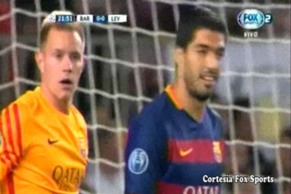 VIDEO: Luis Suárez reclamó fuertemente a Ter Stegen en el gol del Leverkusen