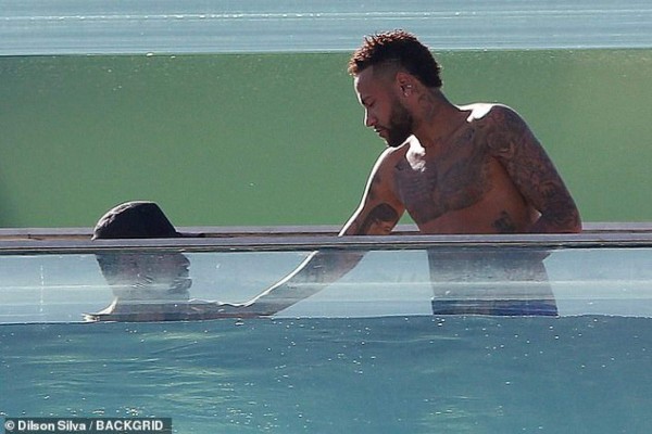 Entre cervezas y amigos, así son las vacaciones de Neymar en Río de Janeiro