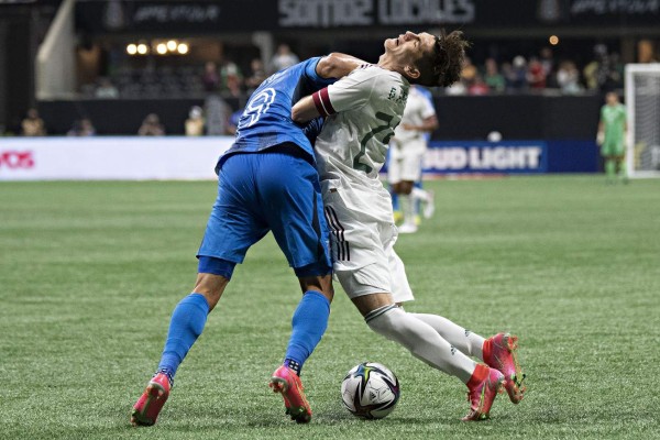 Patadas, agarrones y el espontáneo defendido por futbolistas: Las mejores fotos del Honduras-México en Atlanta