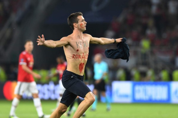 LO MÁS CURIOSO: ¿Qué hacía CR7 en la banca? el frío saludo de Mourinho con los madridistas