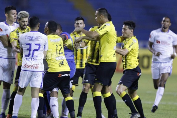 Lluvia de golpes y manotazos en el Olimpico entre jugadores de Real España y Olimpia