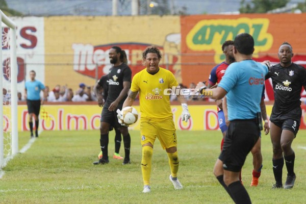 NO VISTE EN TV: El penal a Michaell Chirinos, actos protocolarios y vómito de Ferrari