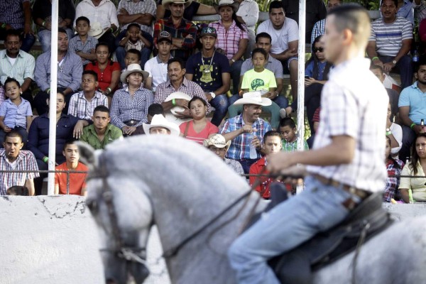 Las mejores imágenes de la tarde de jaripeo de Mario Berrios y Diego Reyes en Mezapa