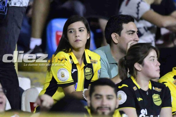 No se vio por TV: Discusión Garrido-Claros, chicas hermosas y catrachos del Alajuelense se lucen