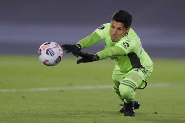 Las insólitas imágenes de Enzo Pérez jugando de portero con River Plate ¡y lesionado!
