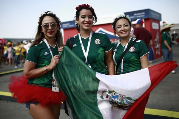 MUÑECOTAS: Aficionadas de Brasil y México enamoran en el Samara Arena