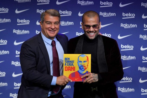 Así fue la presentación de Dani Alves como nuevo jugador del Barcelona: emoción, besos y dorsal legendario